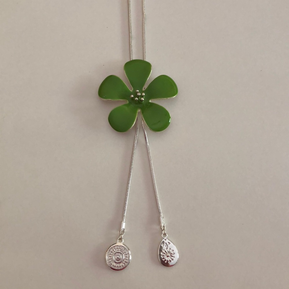 Floral pendant necklace